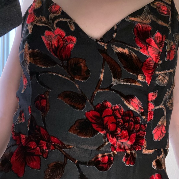 Black “backless” dress with flowers - Picture 7 of 8